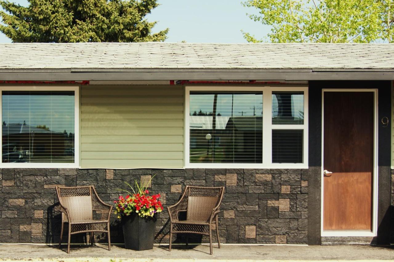 Stardust Inn And Chalets Pincher Creek Exterior photo